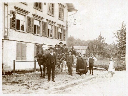 Gasthaus Rössli mit Urgrosseltern und Grossmutter als Serviertochter