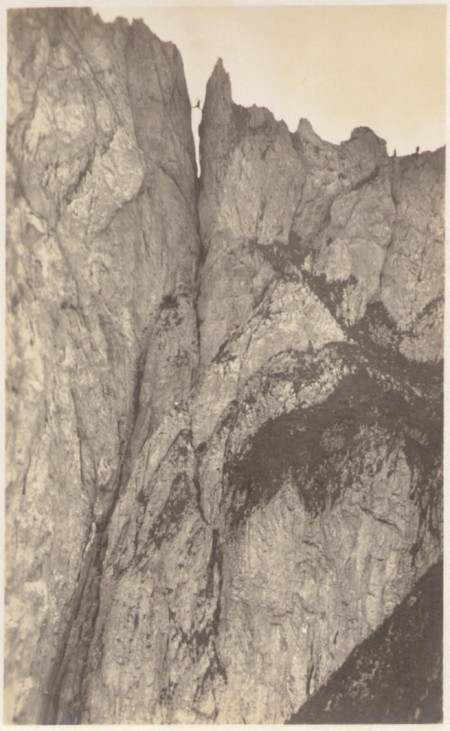 Die Aufstiegsroute und Scharte am ersten Kreuzberg um das Jahr 1920. Fotograf: Jean Gaberell (1887 - 1949), Thalwil, Nr. 1894