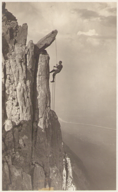 Abseilen am fünften Kreuzberg gegen die Rheintaler Seite um das Jahr 1920. Fotograf: Jean Gaberell (1887- 949), Nr. 5167