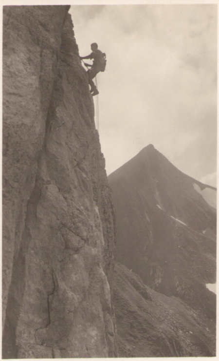 Abseilstelle am sechsten Kreuzberg um das Jahr 1920, mit dem Mutschen im Hintergrund. Fotograf: Jean Gaberell (1887-1949), Nr. 5171