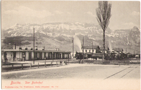 Der Bahnhof von Buchs mit Eisenbahn um das Jahr 1900, Aufnahme und Verlag von Christian Tischhauser, Buchs, Nr. 710