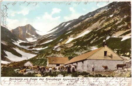 Die Roslenalp am Fuß der Kreuzberge um 1900, mit dem Mutschen im Hintergrund. Ohne Angabe des Fotografen, Verlag Künzli-Tobler, Zürich, Nr. 1456