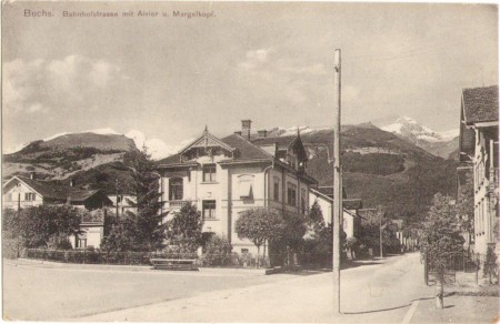 Die Bahnhofstrasse in Buchs um 1910, mit dem Alvier und dem Margelkopf im Hintergrund, ganz links das Gasthaus und die Pension Grüneck. Aufnahme und Verlag von Christian Tischhauser, Buchs, Nr. 1012